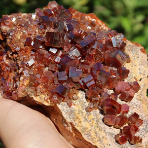 Vanadinit - Natürliche Kristallstufe aus Marokko 16x11x4cm - 0,91kg Nr.91 mit leuchtenden rot- bis orangefarbenen Kristallen.