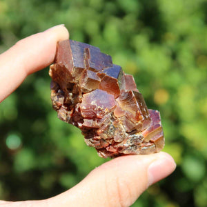 Vanadinit - Natürliche Kristallstufe aus Marokko 5,5x3,5x3cm - 0,14kg Nr.36 in der Hand, leuchtende Farben, hexagonale Struktur.