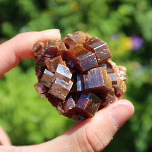 Vanadinit - Natürliche Kristallstufe aus Marokko 5x5x4cm - 0,15kg Nr.4 in Hand gehalten, leuchtende Kristalle.