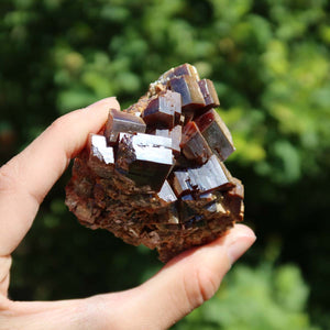 Vanadinit - Natürliche Kristallstufe aus Marokko 6,5x6x4,5cm - 0,31kg Nr.27 in der Hand