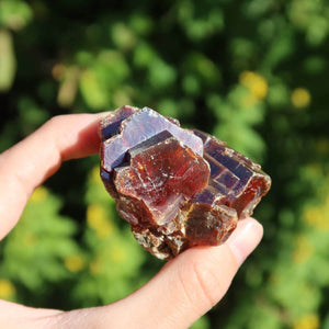 Vanadinit - Natürliche Kristallstufe aus Marokko 6x4,5x4,5cm - 0,22kg Nr.42 in der Hand, leuchtende rote Kristalle.