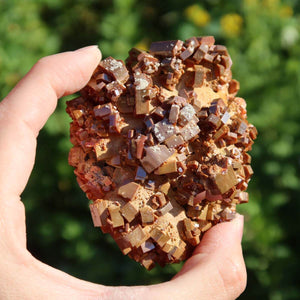 Vanadinit - Natürliche Kristallstufe aus Marokko 8x6x3,5cm - 0,3kg Nr.48 in der Hand gehalten