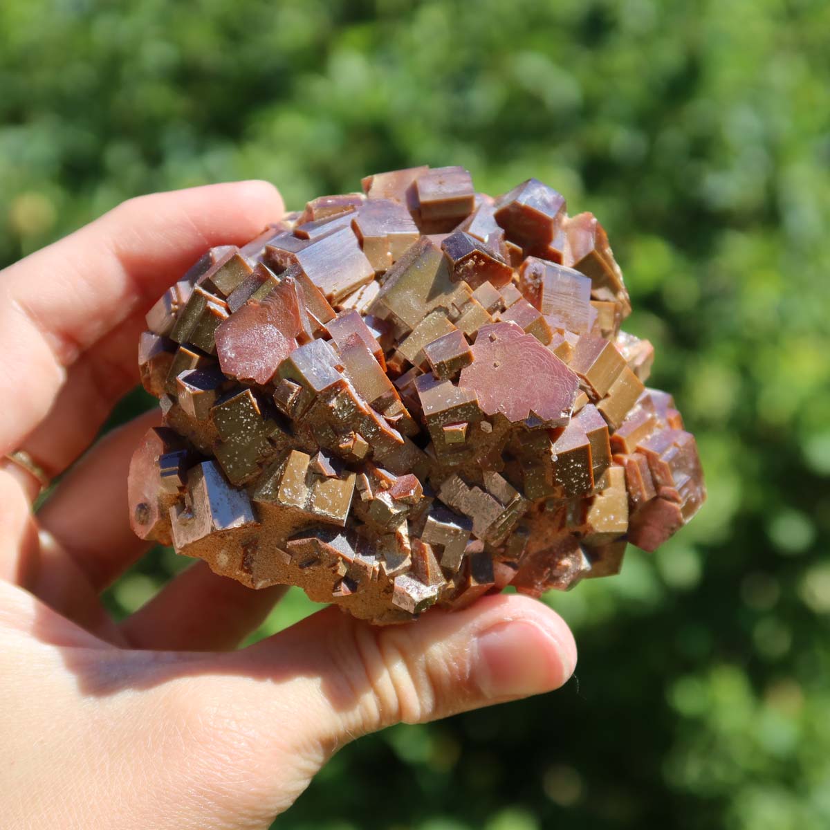 Vanadinit - Natürliche Kristallstufe aus Marokko 8x6x5cm - 0,5kg Nr.8 in der Hand, leuchtende Farben und hexagonale Struktur.