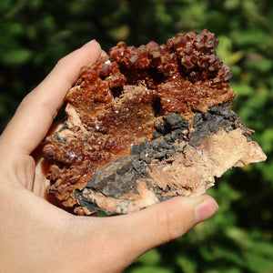 Vanadinit - Natürliche Kristallstufe aus Marokko 9x7x3cm - 0,24kg Nr.100 in Hand gehalten, leuchtende Kristalle.