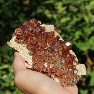 Vanadinit - Natürliche Kristallstufe aus Marokko 12x10x3cm - 0,48kg Nr.98 in der Hand mit leuchtenden Kristallen.