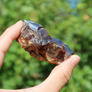 Vanadinit - Natürliche Kristallstufe aus Marokko 6x3,5x3cm - 0,16kg Nr.11 in der Hand vor natürlichem Hintergrund