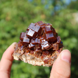 Vanadinit - Natürliche Kristallstufe aus Marokko 6x4,5x4,5cm - 0,19kg Nr.38 in der Hand, leuchtend rote Kristalle.