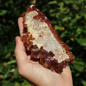 Vanadinit - Natürliche Kristallstufe aus Marokko 13x7x5,5cm - 0,45kg Nr.93 in Hand gehalten