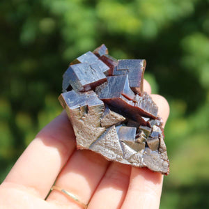 Vanadinit - Natürliche Kristallstufe aus Marokko 4x4x4cm - 0,3kg Nr.12 in der Hand, glänzende rote Kristalle.