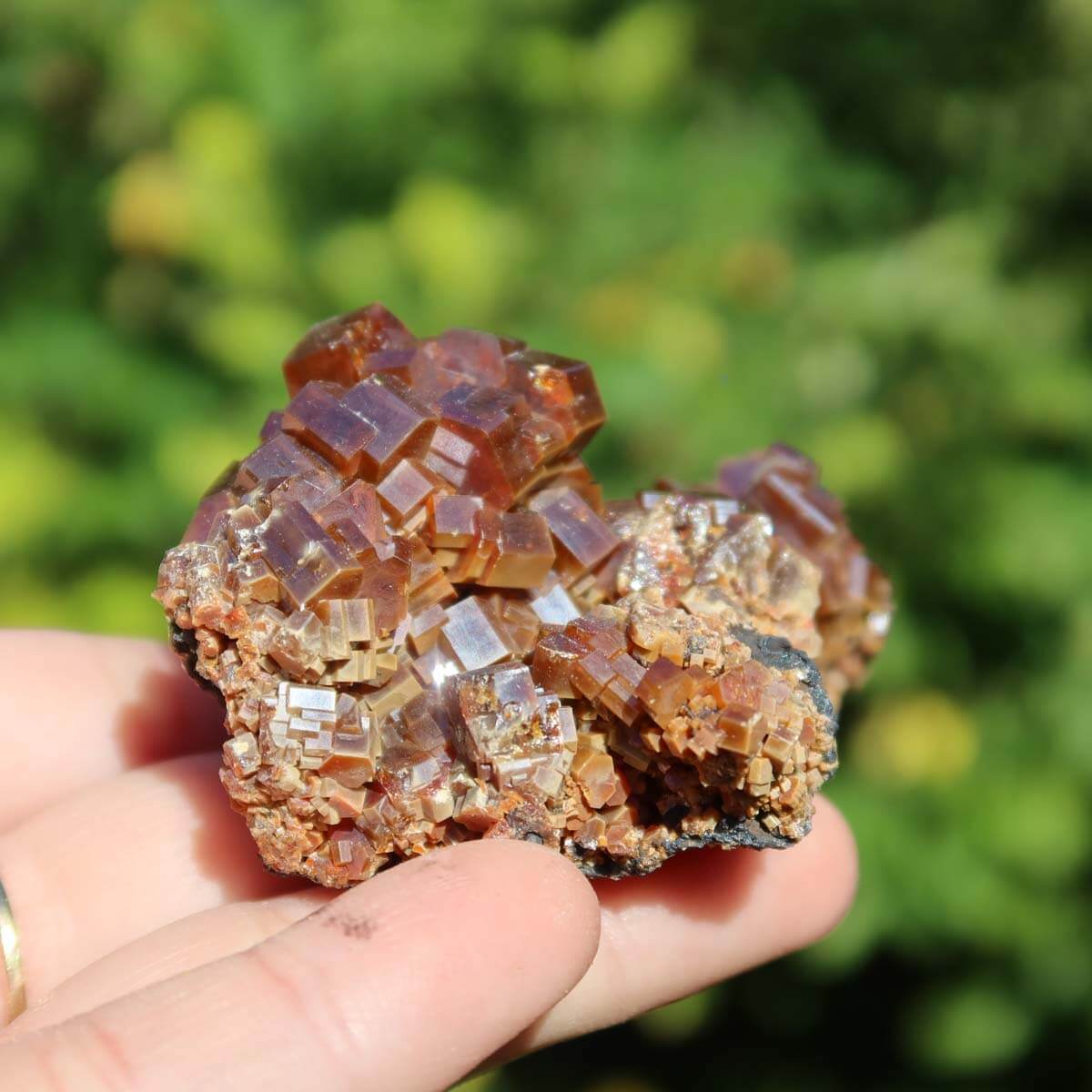 Vanadinit - Natürliche Kristallstufe aus Marokko 6x5x3,5cm - 0,15kg Nr.37 in der Hand gehalten.