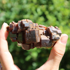 Vanadinit - Natürliche Kristallstufe aus Marokko 7x5x3cm - 0,28kg Nr.18 in handgehaltener Ansicht