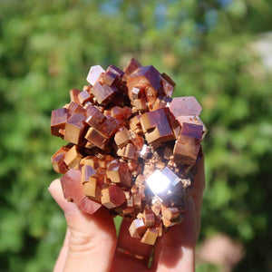 Vanadinit - Natürliche Kristallstufe aus Marokko 7x6x4cm - 0,2kg Nr.35 in der Hand, leuchtend rot-orangefarbene Kristalle.