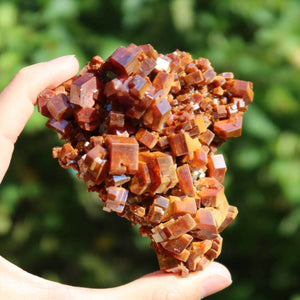Vanadinit - Natürliche Kristallstufe aus Marokko 8x6x3cm - 0,27kg Nr.44 in Hand gehalten