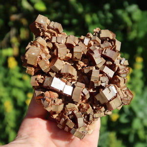 Vanadinit - Natürliche Kristallstufe aus Marokko 10x9x3,5cm - 0,47kg Nr.45 in der Hand, leuchtende Kristalle