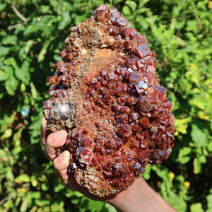 Vanadinit - Natürliche Kristallstufe aus Marokko 26x17x12cm - 7,5kg Nr.103 in der Hand