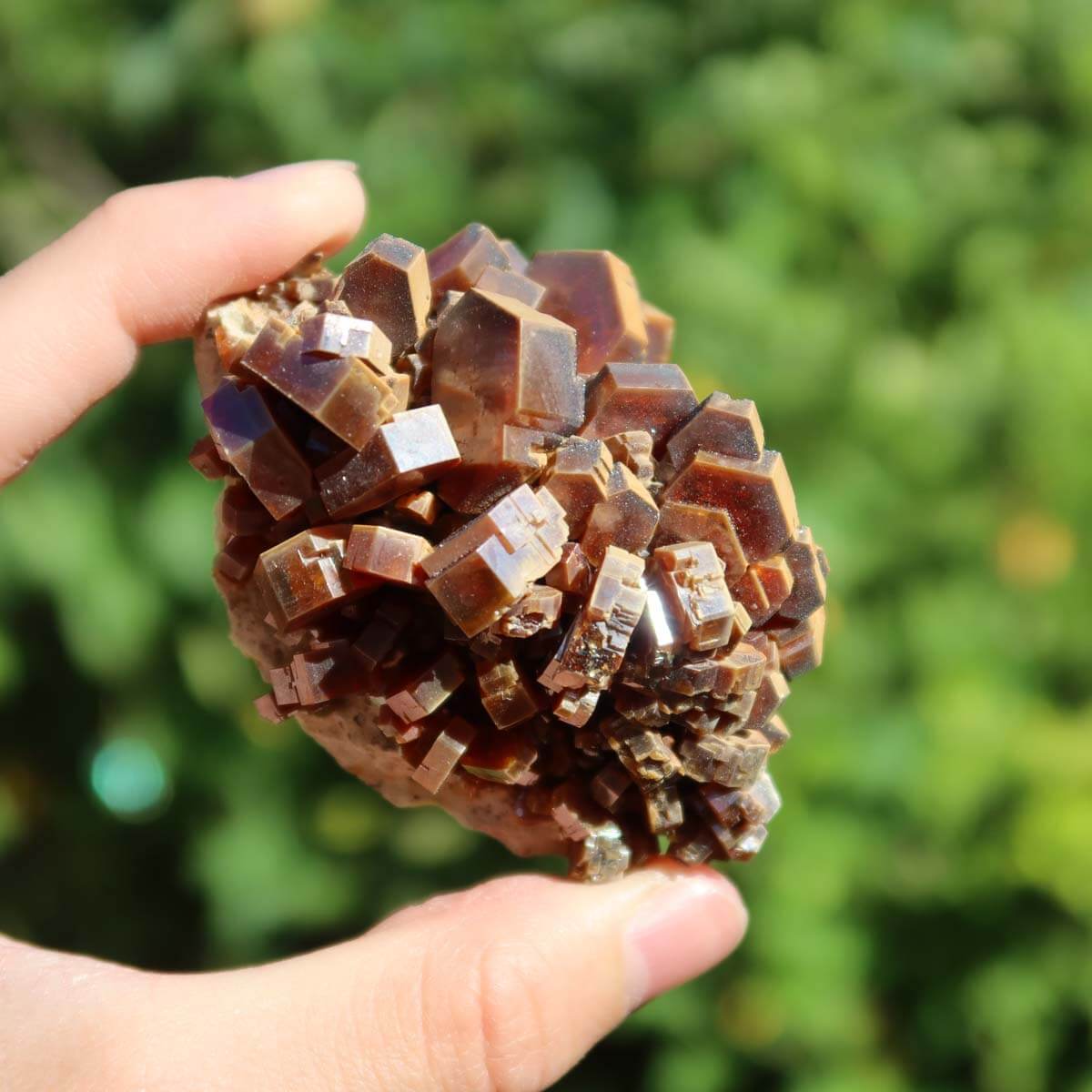 Vanadinit - Natürliche Kristallstufe aus Marokko 6,5x4,5x4,5cm - 0,19kg Nr.51 in der Hand