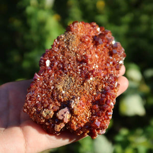 Vanadinit - Natürliche Kristallstufe aus Marokko 10x6x3,5cm - 0,32kg Nr.92 in einer Hand, leuchtende Kristalle.