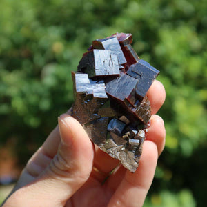 Vanadinit - Natürliche Kristallstufe aus Marokko 4x4x4cm - 0,3kg Nr.12 in handgehaltener Ansicht