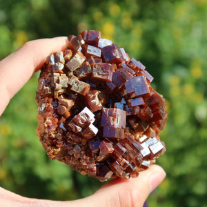 Vanadinit - Natürliche Kristallstufe aus Marokko 6,5x5,5x4,5cm - 0,33kg Nr.52 in der Hand, beeindruckende Kristallstruktur