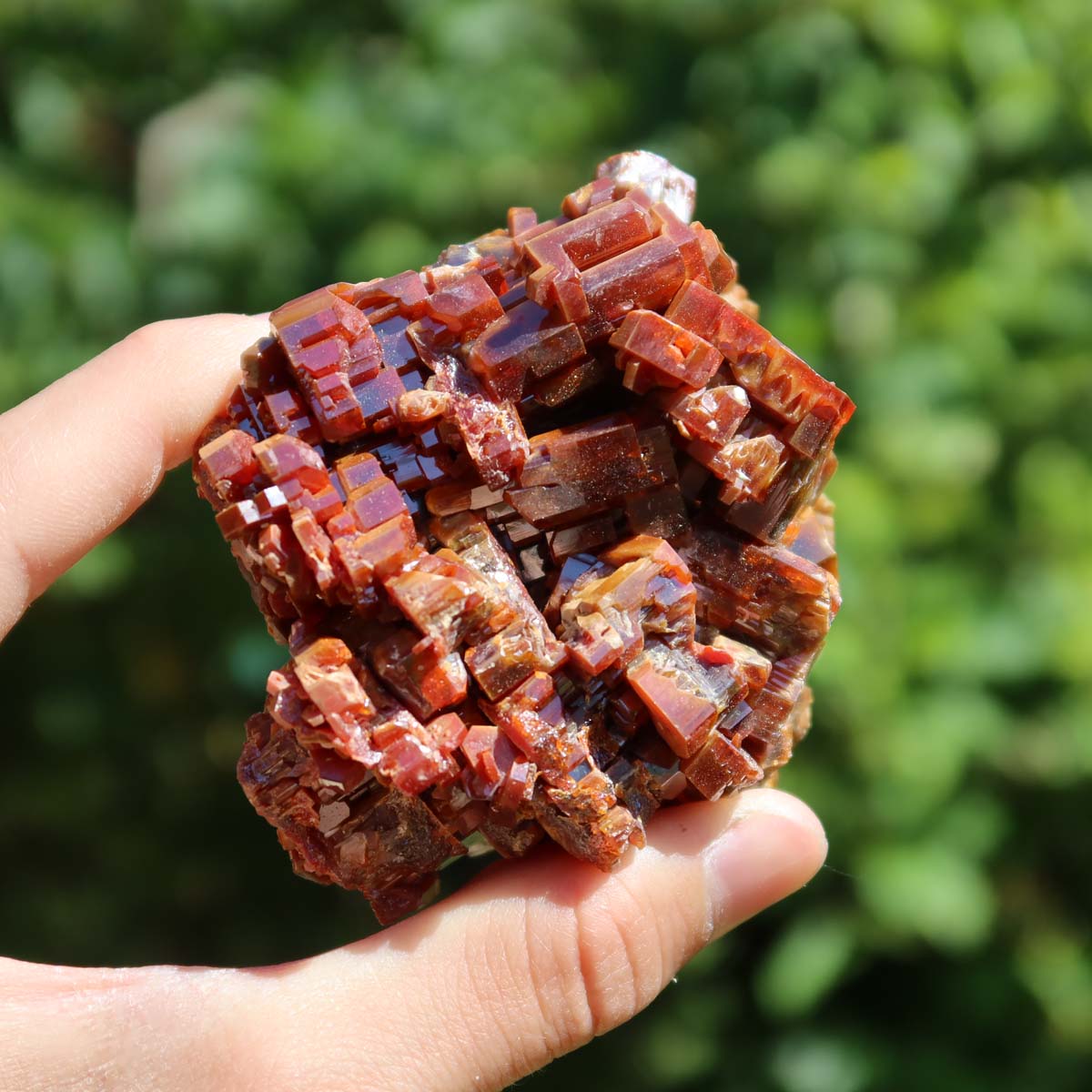 Vanadinit - Natürliche Kristallstufe aus Marokko 7,5x6,5x5cm - 0,48kg Nr.21 in Hand gehalten, leuchtende Kristalle.