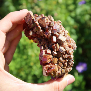 Vanadinit - Natürliche Kristallstufe aus Marokko 8x4,5x4cm - 0,3kg Nr.6 in der Hand präsentiert