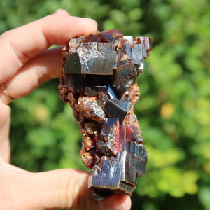 Vanadinit - Natürliche Kristallstufe aus Marokko 7x3,5x2,5cm - 0,18kg Nr.34 in Hand gehalten