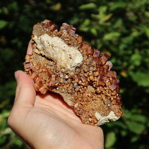 Vanadinit - Natürliche Kristallstufe aus Marokko 12x7x5cm - 0,62kg Nr.96 in Hand gehalten, leuchtende Kristalle.