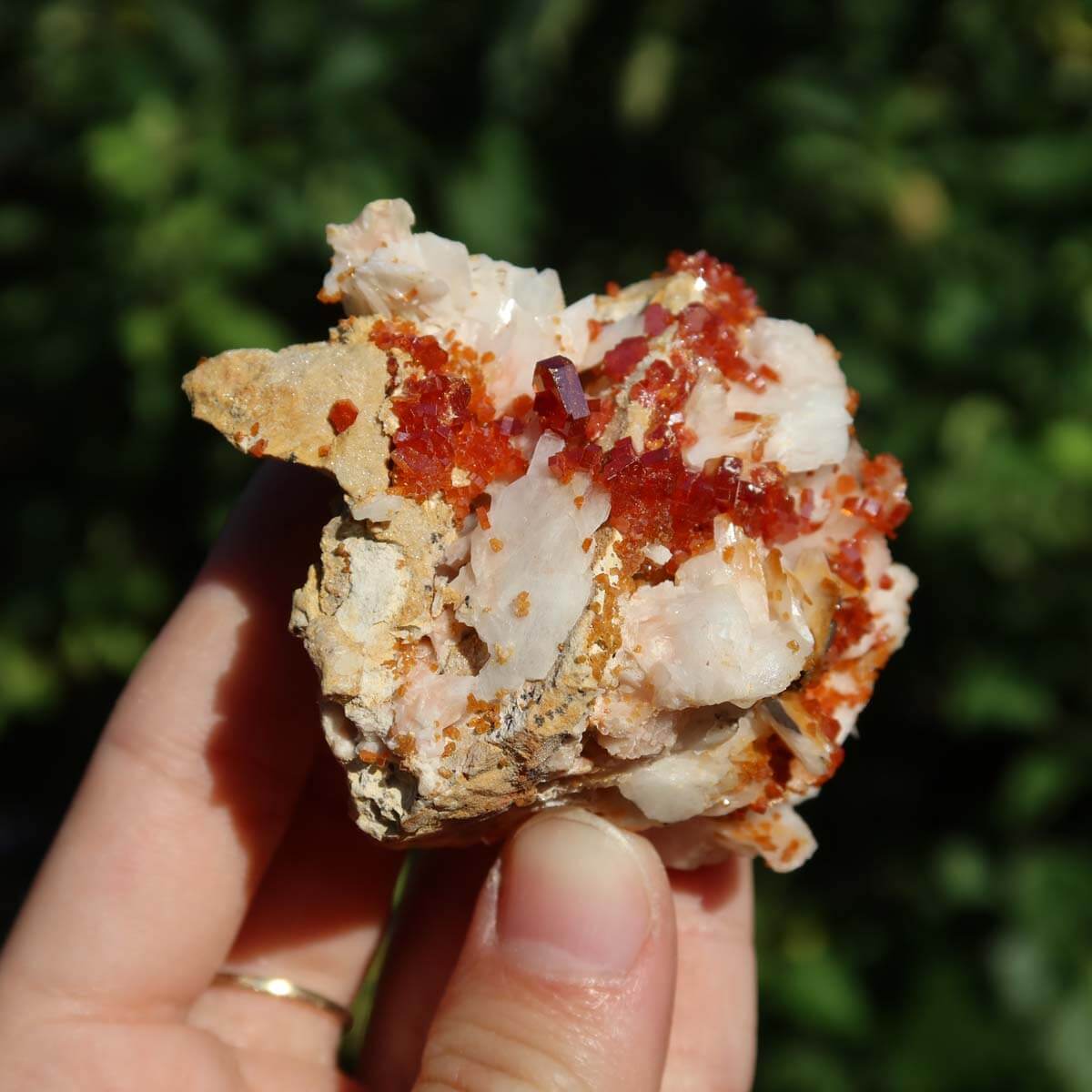 Vanadinit auf Baryt - Natürliche Kristallstufe aus Marokko 6x6x4cm - 0,11kg Nr.68 in Hand gehalten