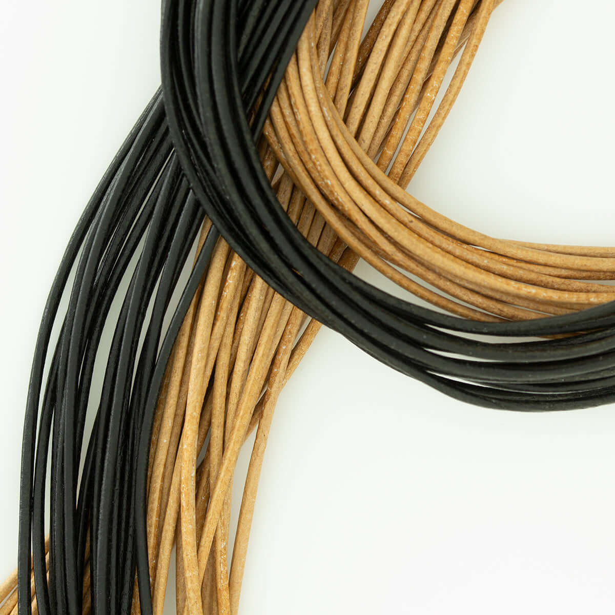 Ziegenlederband in Schwarz und Braun, ideal für Schmuckherstellung und kreative Projekte.